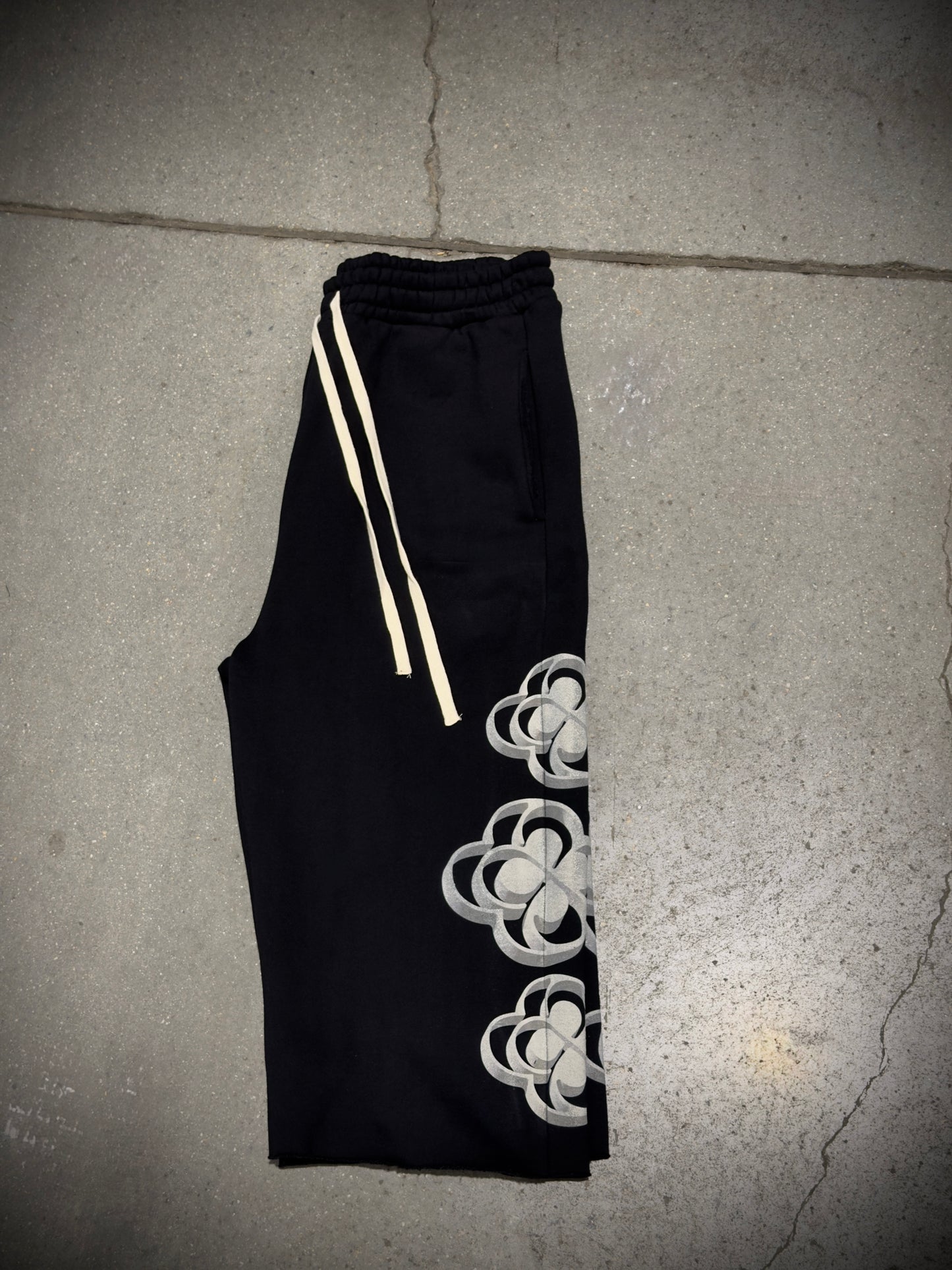 “STACKED CLOVERS” 3/4 SHORTS