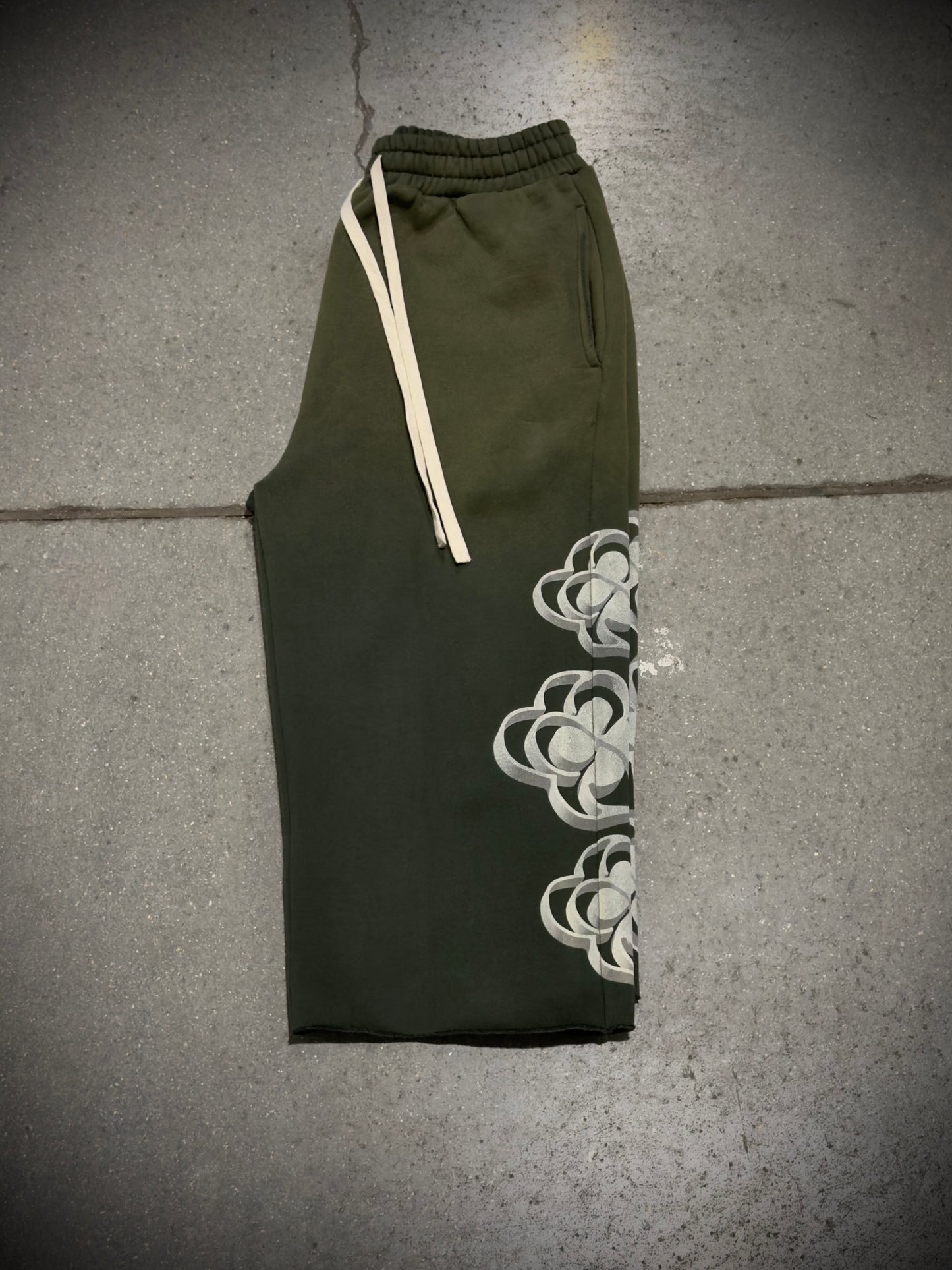 “STACKED CLOVERS” 3/4 SHORTS (GREEN)